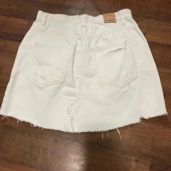 We The Free Destroyed White Denim Mini Skirt Womens Size 28 - Picture 3 of 3